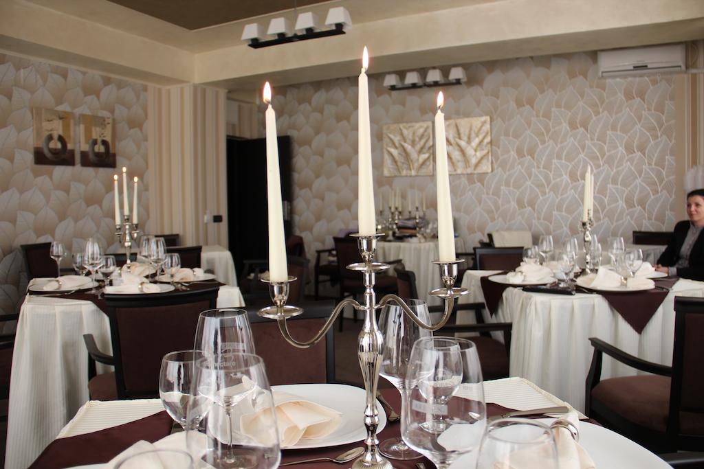 Enigma Pension Târgu Jiu Esterno foto