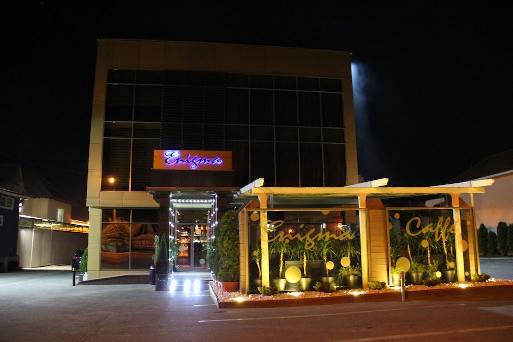 Enigma Pension Târgu Jiu Esterno foto